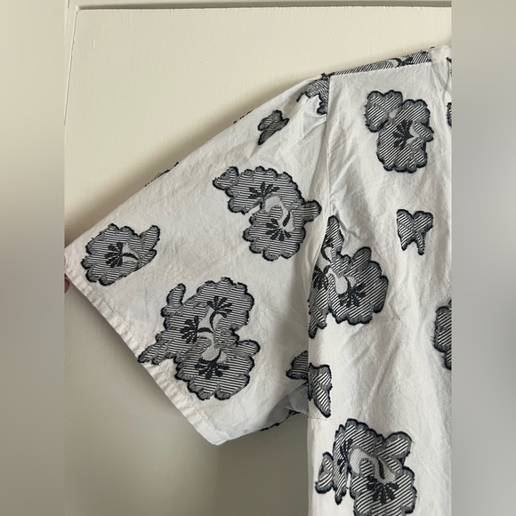 Ann Taylor Black White Floral Wrap Top Short Sleeve Size 10 - Picture 9 of 9